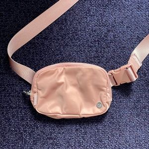 Lululemon Everywhere Belt Bag-pastel pink